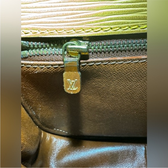 Louis Vuitton Epi St. Cloud PM with COA and Dust bag - Picture 6 of 15